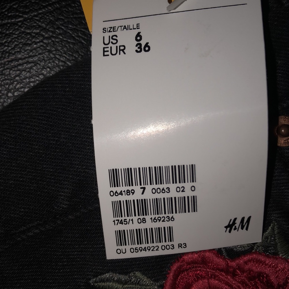 Black Jean Shorts With Roses - Picture 3 of 3
